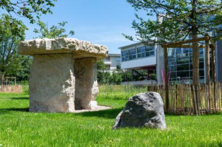 Planter des arbres, dresser des pierres
